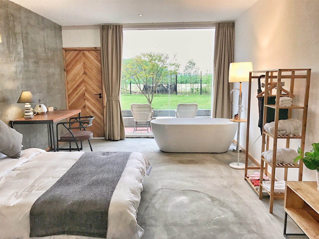 【迪士尼乐园嗨翻天】1299元/套起上海圆谷民宿1晚主题大床房 双人