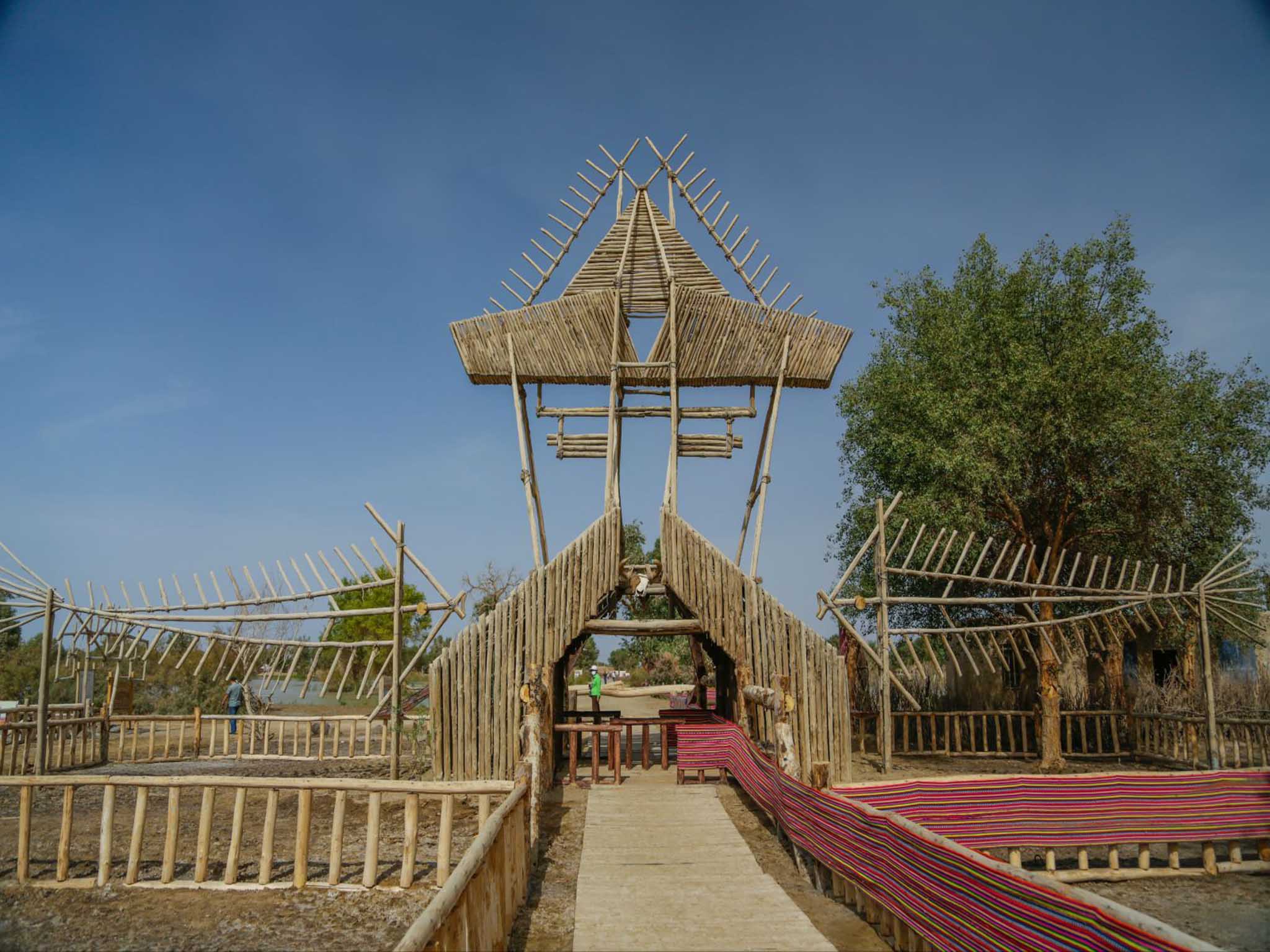 唐谓"鱼海",清代中期定名为博斯腾湖,位于焉耆盆地东南面博湖县境内